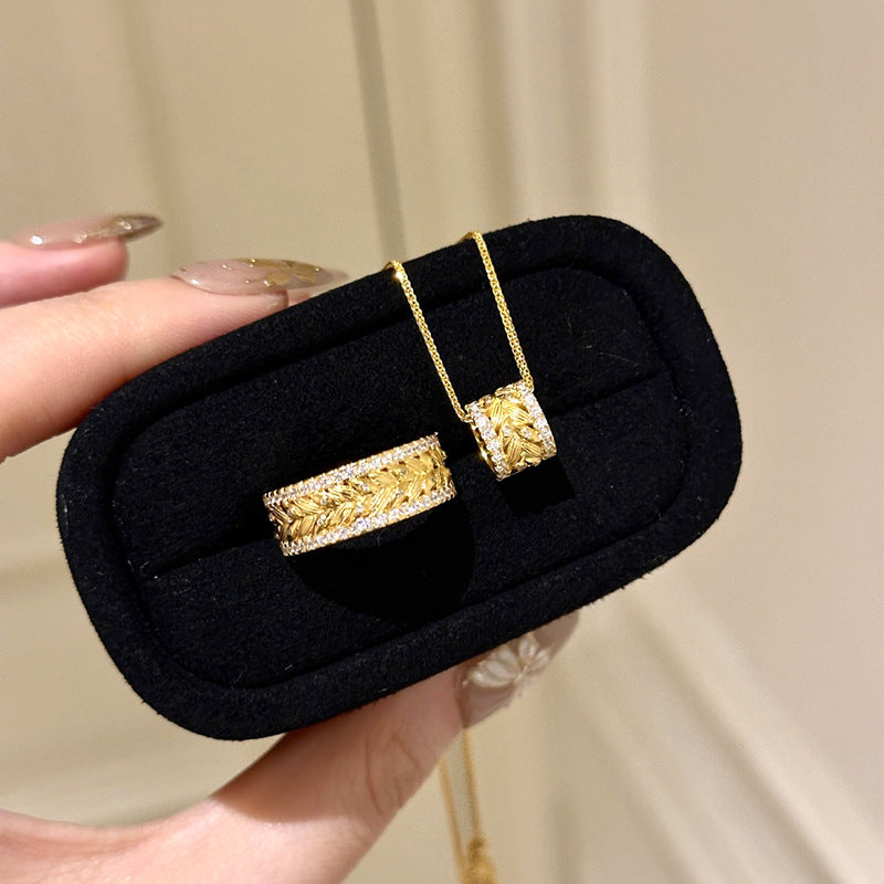 Sparkling gold jewelry set