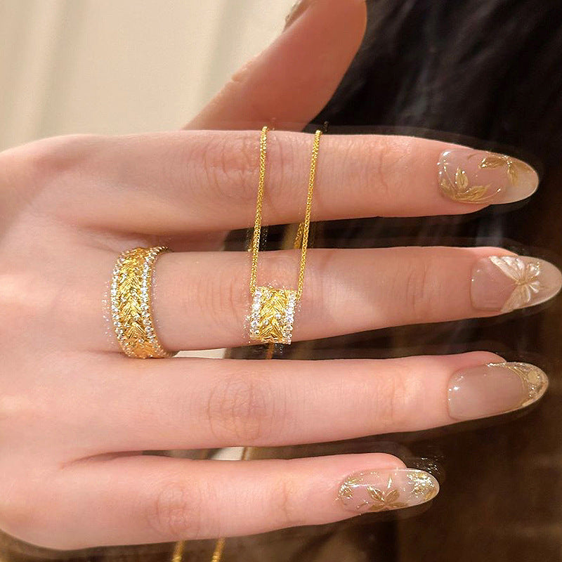 Sparkling gold jewelry set