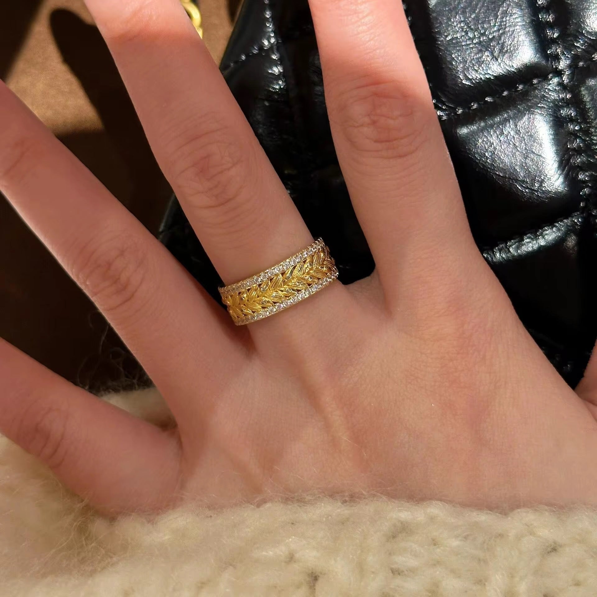 Sparkling gold jewelry set