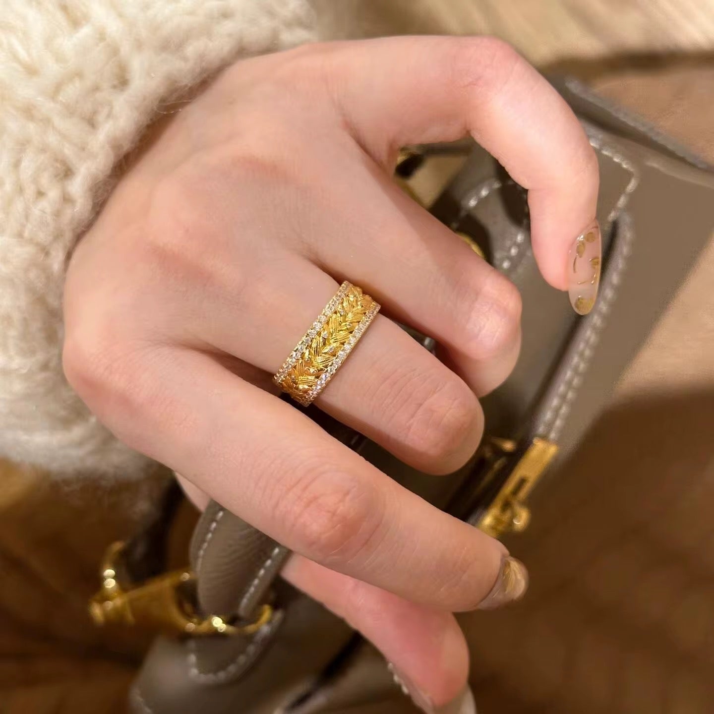 Sparkling gold jewelry set